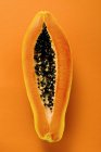 La moitié de la papaye fraîche — Photo de stock