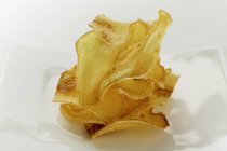 Tranches de gingembre frites sur assiette — Photo de stock