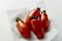 Vier Trauben Tomaten — Stockfoto