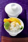 Sticky rice with mango and coconut milk — Stock Photo