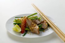 Insalata di verdure con carne di maiale — Foto stock