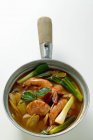 Soupe de crevettes avec oignons de printemps sur fond blanc — Photo de stock
