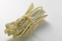 Полоски сушеной тыквы в пачке — стоковое фото