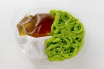 Primo piano vista di gelatine verdi, latte di cocco zuccherato e sciroppo di frutta — Foto stock