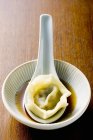 Pacchetto di pasta su cucchiaio — Foto stock