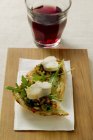 Bruschetta mit Fisch und Auberginenpaste, Rotwein auf Holztisch mit Papier — Stockfoto