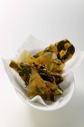 Vista close-up de sementes de abóbora cristalizadas com papel em tigela — Fotografia de Stock