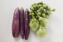 Green and purple baby aubergines — Stock Photo