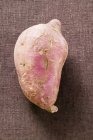 Солодка картопля на скатертині — стокове фото