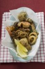 Vista superior de frutos do mar fritos em papel prato forrado — Fotografia de Stock