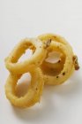 Жареные кольца кальмара — стоковое фото