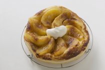 Листкове тісто яблучний пиріг з вершками — стокове фото