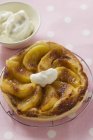 Tarta de manzana de hojaldre con crema - foto de stock