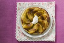 Blätterteig Apfelkuchen mit Sahne — Stockfoto