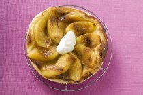 Puff pastry apple tart with cream — Stock Photo