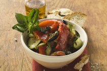 Antipasti aus Ligurien mit Brot und Olivenöl auf weißem Teller über Holzoberfläche — Stockfoto