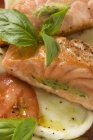 Помидоры с моцареллой, лососем и базиликом — стоковое фото