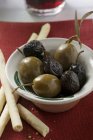 Schwarze und grüne Oliven mit Grissini — Stockfoto