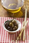 Azeitonas com grissini e azeite — Fotografia de Stock