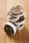 Vista de cerca de rodajas de salchicha de higo dulce con pistachos en la pila - foto de stock