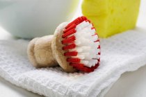 Vista close-up de escova, toalha de chá e esponja — Fotografia de Stock