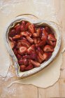 Vue de dessus de tarte aux fraises crue en forme de coeur — Photo de stock