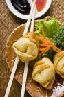 Wontons fritti con insalata — Foto stock