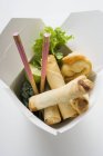 Wontons fritos y rollos de primavera - foto de stock