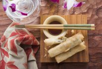 Spring rolls with soy sauce — Stock Photo