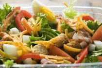 Hojas de ensalada con verduras - foto de stock