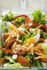 Salatblätter mit Gemüse — Stockfoto