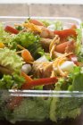 Листя салату з овочами — стокове фото