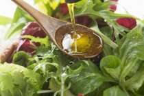 Оливковое масло в салат — стоковое фото
