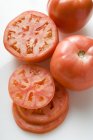 Tomates coupées en deux et tranchées — Photo de stock