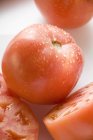 Tomaten halbiert und in Scheiben geschnitten — Stockfoto