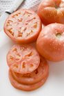Tomates cortados pela metade e cortados — Fotografia de Stock