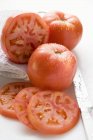 Tomates coupées en deux et tranchées — Photo de stock