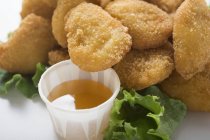 Nuggets de pollo con salsa - foto de stock