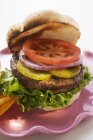 Домашний гамбургер с огурцами — стоковое фото