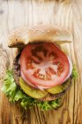 Hamburger fatto in casa con cetriolini — Foto stock