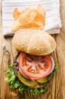 Домашний гамбургер с огурцами — стоковое фото