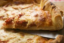 Нарізаний піца Маргарита — стокове фото