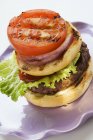 Домашний гамбургер с помидорами на гриле — стоковое фото