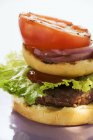 Hausgemachter Hamburger mit gegrillten Tomaten — Stockfoto