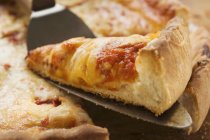 Pizza Margherita tranchée — Photo de stock