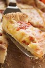Pizza Margherita en rodajas - foto de stock
