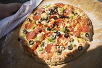 Uomo con pizza al salame piccante — Foto stock