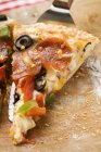 Pizza de pepperoni com pimentas e azeitonas — Fotografia de Stock