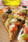 Pizza pepperoni aux poivrons et olives — Photo de stock