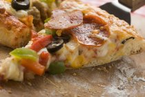 Pizza al peperoncino con peperoni e olive — Foto stock